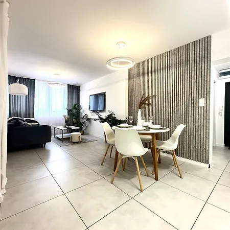 Moonlight ~ Self Check-in 24 ~ Parking & Lift Apartment Wroclaw